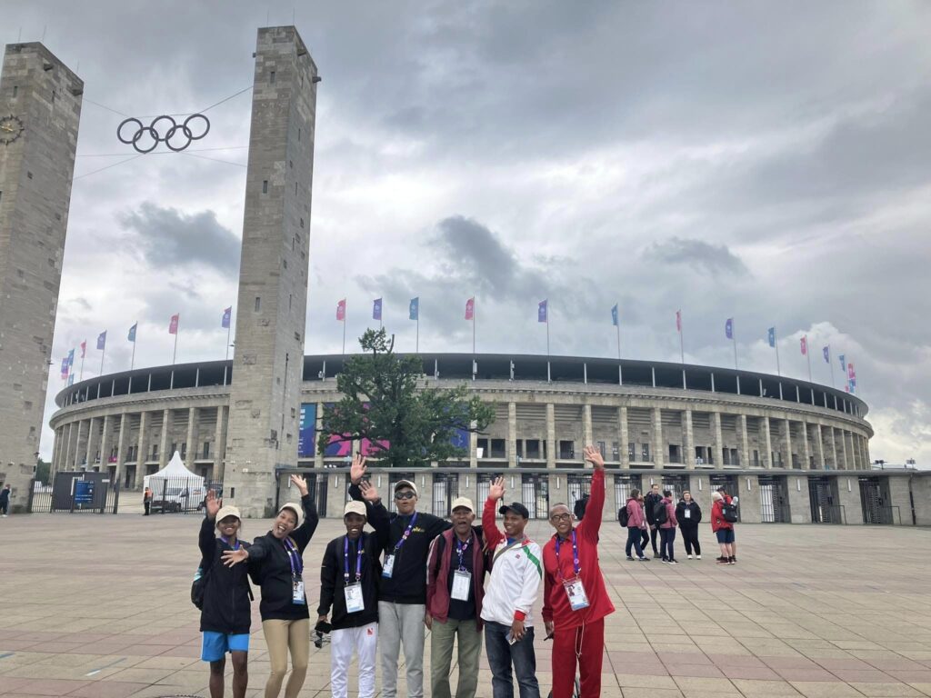 La délégation Special Olympics Madagascar lors des jeux mondiaux de Berlin, posant fièrement devant l'Olympiadt Stadium de Berlin